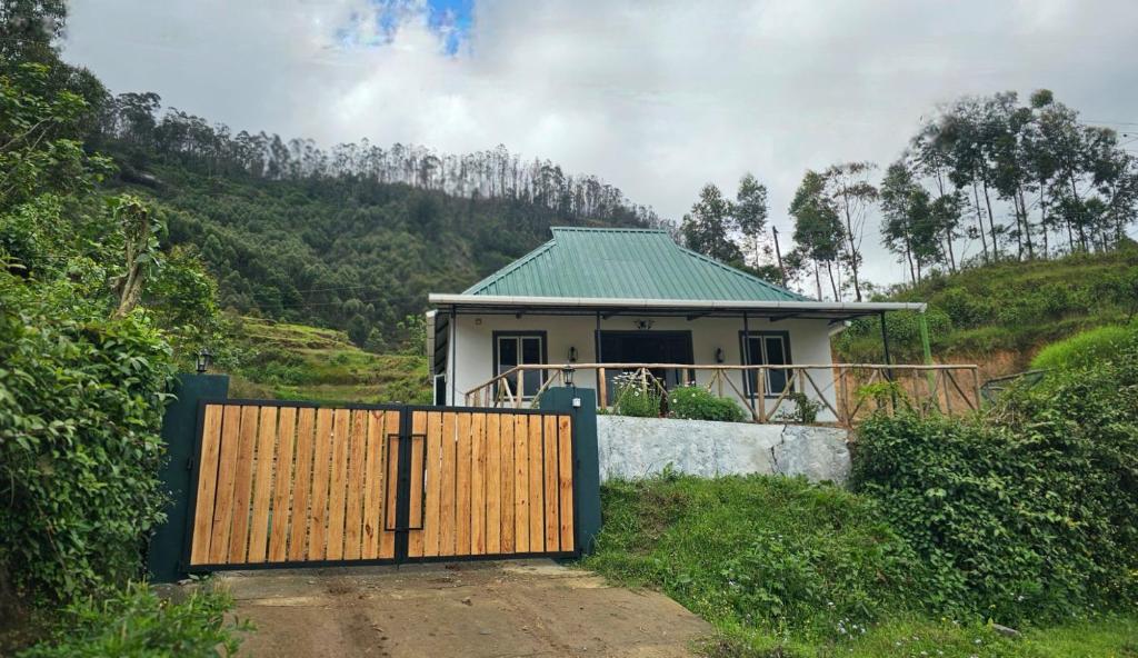 Το κτήριο όπου στεγάζεται  η παραθεριστική κατοικία