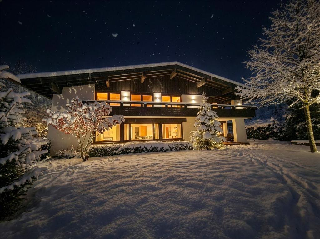 uma casa na neve à noite em Villa Werdenberg em Bludenz