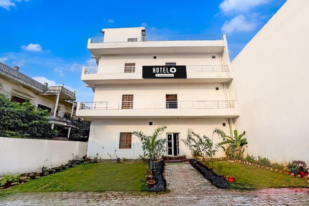 Un jardín fuera de Hotel O Kashi Ghat Varanasi Formerly Gulab Residency