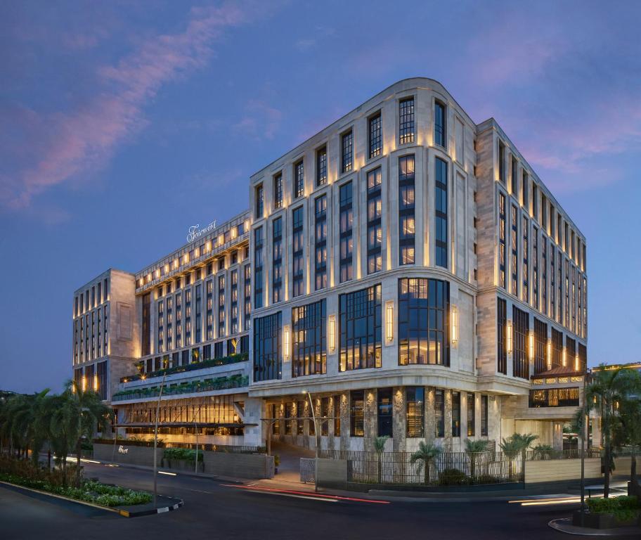 Una representación de un gran edificio de oficinas al anochecer. en Roswyn, a Morgans Originals hotel, en Bombay