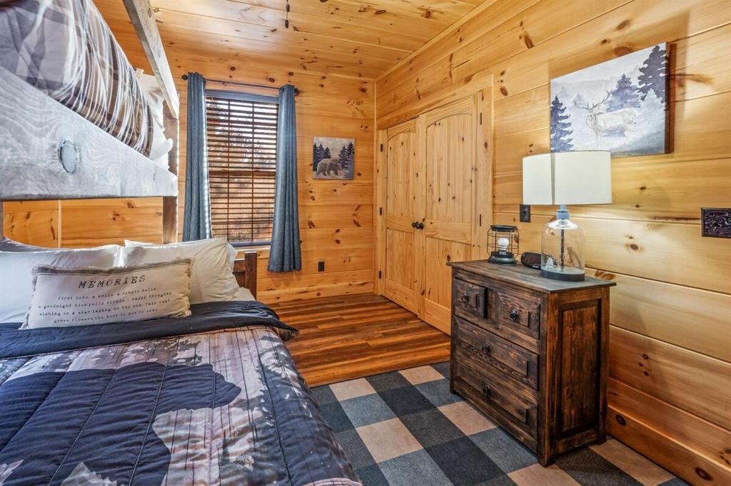 En eller flere senge i et værelse på Luxury Cabin Rental, Perfect to see Fall Colors