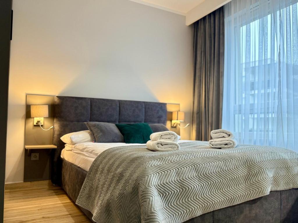 Postel nebo postele na pokoji v ubytování Prywatny parking Malachitowy by Rentoom