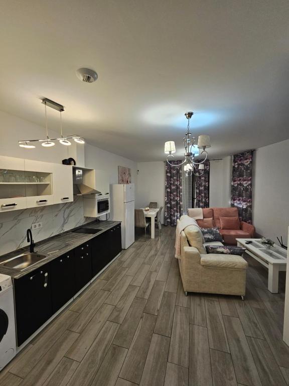 een grote woonkamer met een bank en een keuken bij El capricho de Olga in Almodóvar del Río