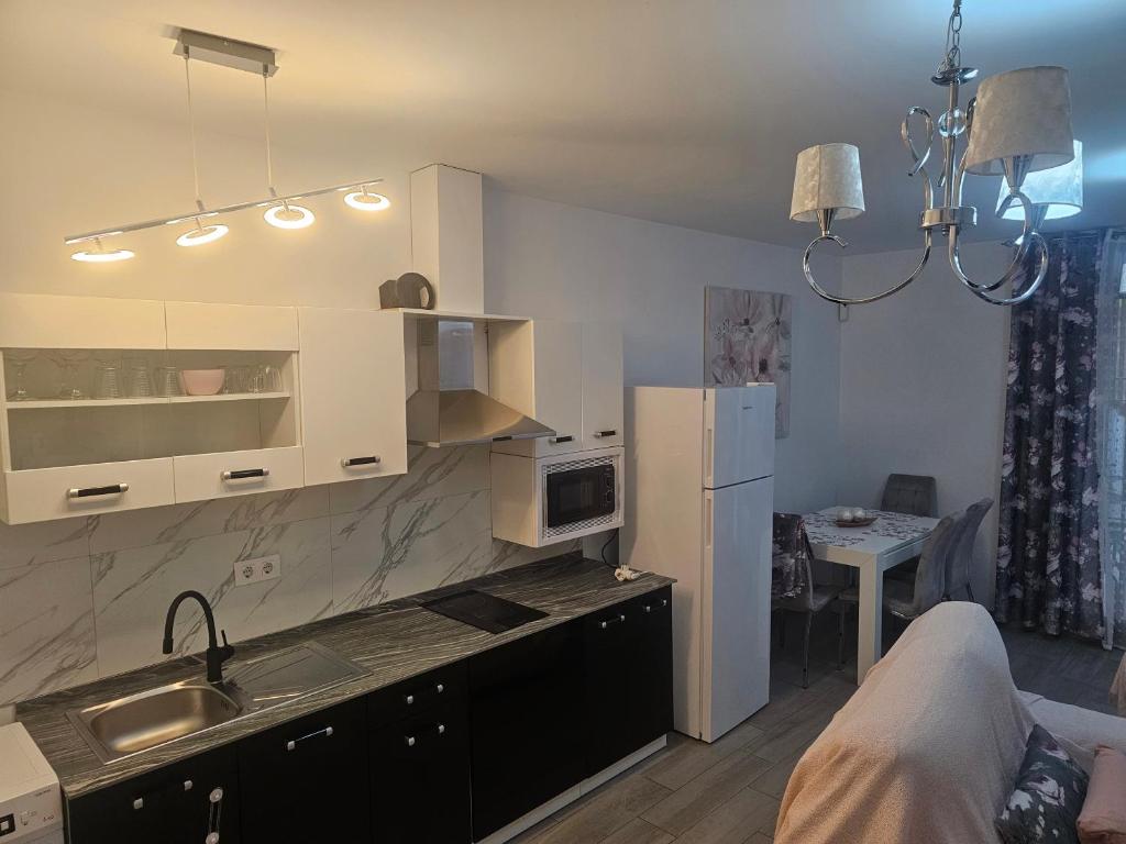 a kitchen with a sink and a refrigerator at El capricho de Olga in Almodóvar del Río