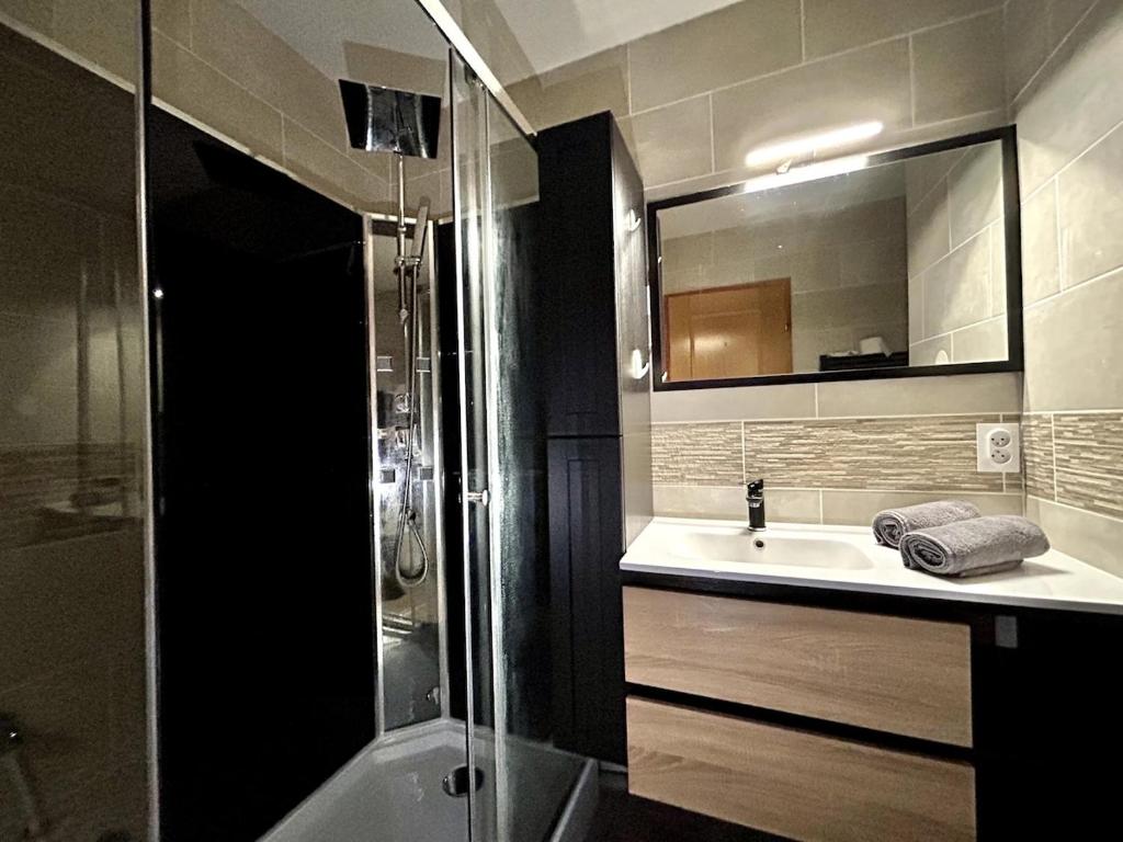 un bagno con lavandino, doccia e specchio di Sweet Jungle - Stylish, Cozy and Romantic - Colmar a Bollwiller