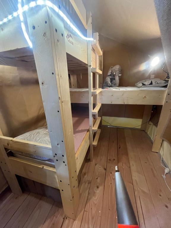 En eller flere køjesenge i et værelse på Tente Domaine Solio