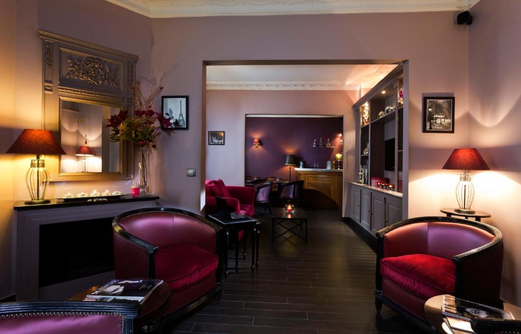 Lounge oder Bar in der Unterkunft Hôtel Donjon Vincennes
