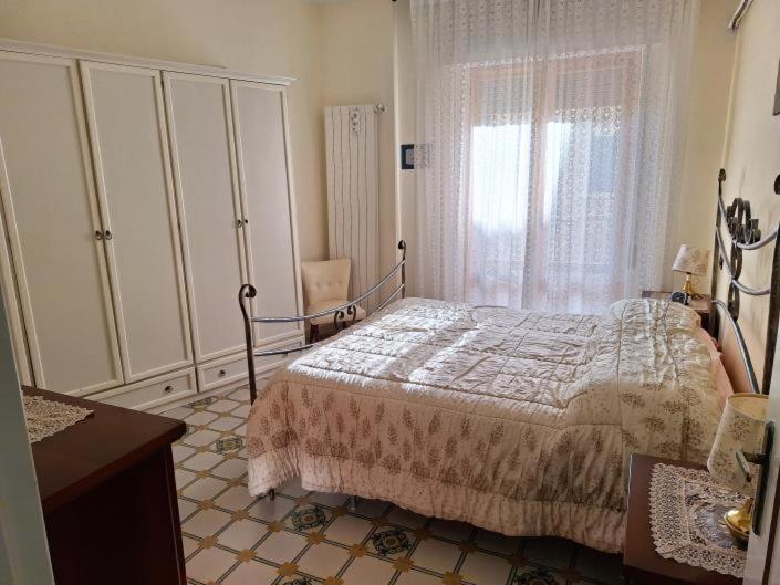 Postel nebo postele na pokoji v ubytování Sea view beach access path !