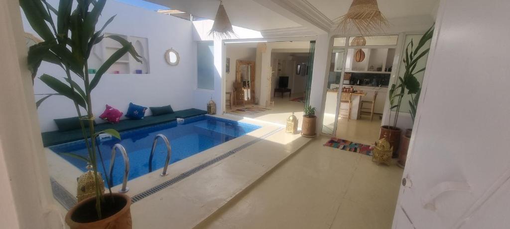 Casa con sala de estar con piscina en Villa NAIM, en Marrakech
