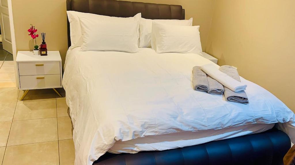 Una cama o camas en una habitación de Edenpark 2 Bedroom Villa