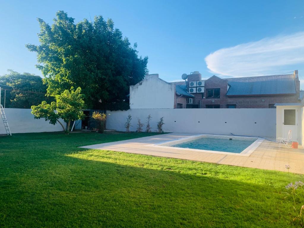 un cortile con recinzione bianca e piscina di Soleado Pampa a Santa Rosa