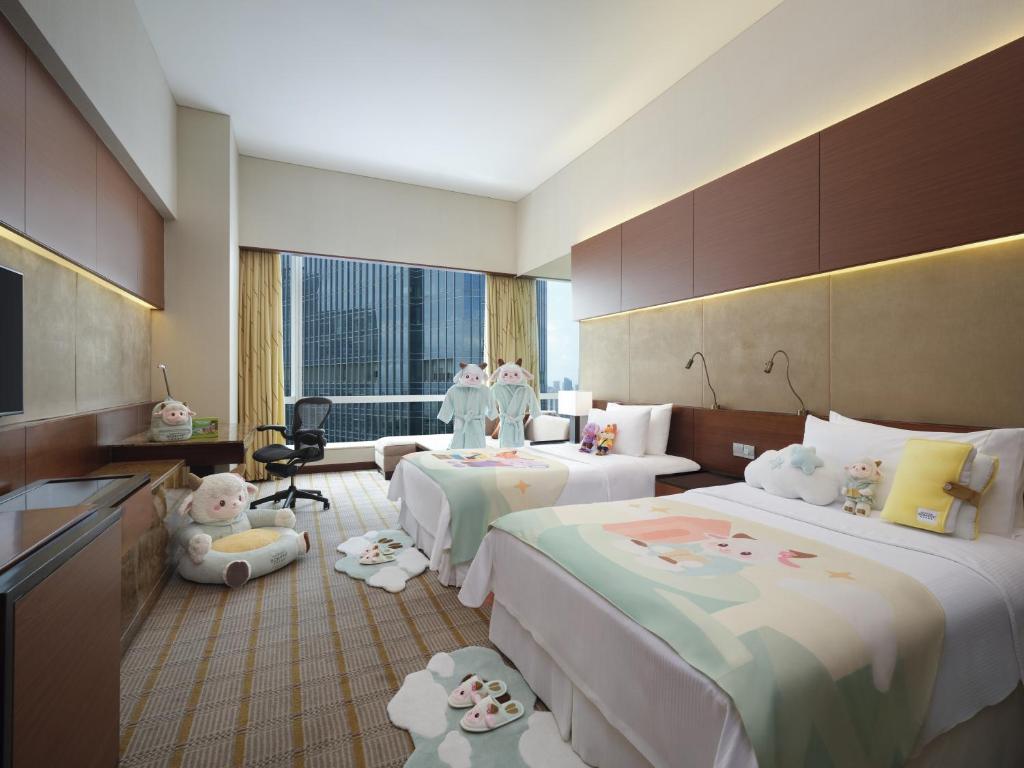 ein Hotelzimmer mit 2 Betten mit ausgestopften Tieren in der Unterkunft The Westin Guangzhou in Guangzhou