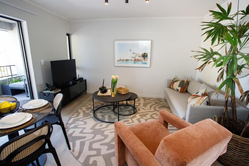 un soggiorno con un divano e un tavolo di 307 Seahorse - 1 Bedroom Premium Unit with Parking a Knysna