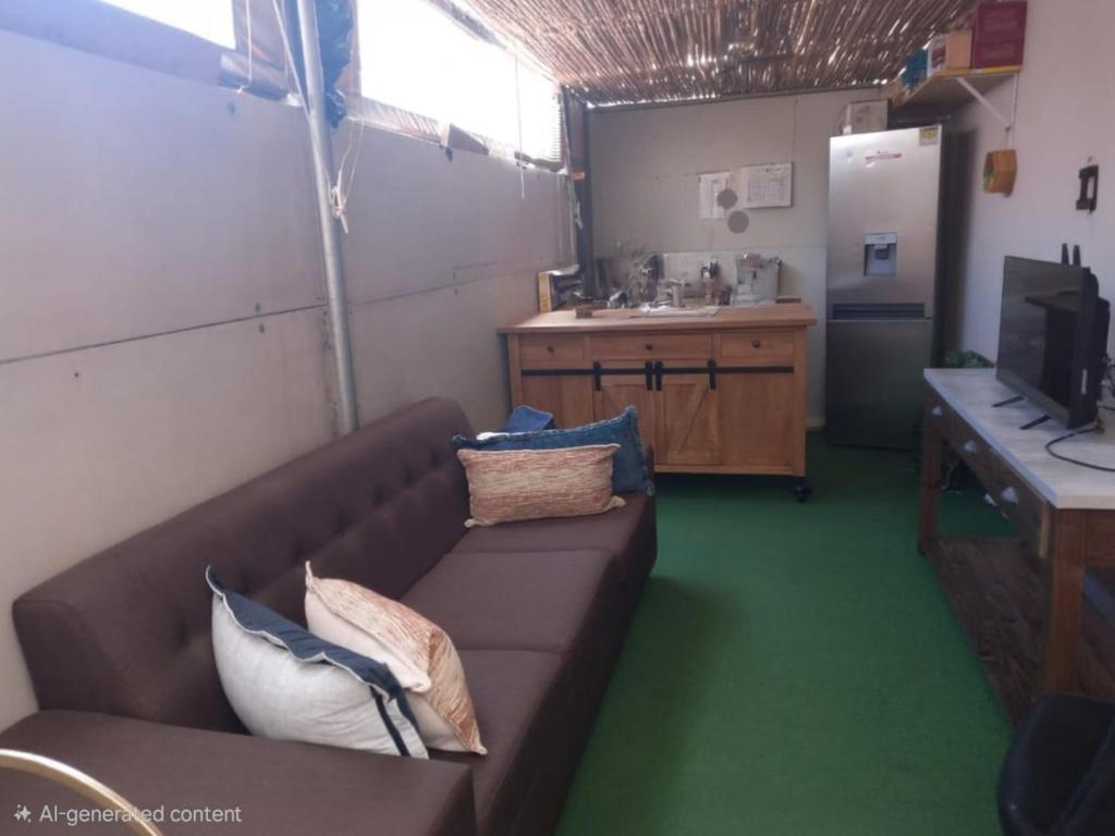 een woonkamer met een bank met kussens erop bij Muize at Sea in Marina da Gama