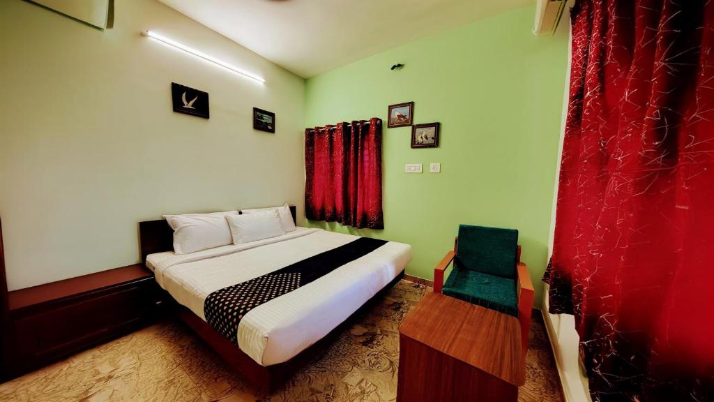 Postel nebo postele na pokoji v ubytování Naadi Grand Inn