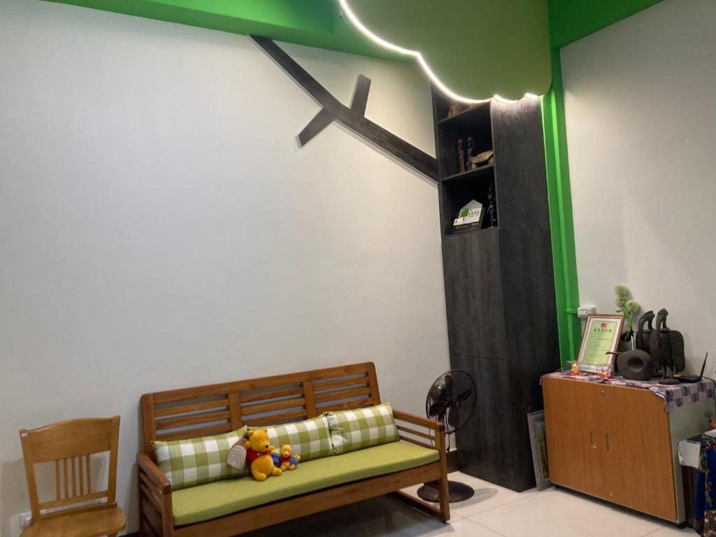 uma sala de estar com um sofá e uma cruz na parede em 福田民宿 台東民宿476號 em Guanshan