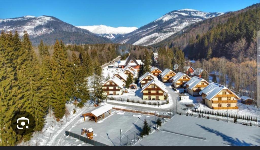 una vista aérea de una estación de esquí en la nieve en Chata Kúria Tále, Chopok JUH, en Brezno
