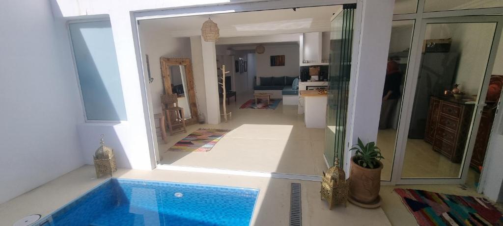 Un baño con piscina en una casa. en VILLA Malaika, en Marrakech