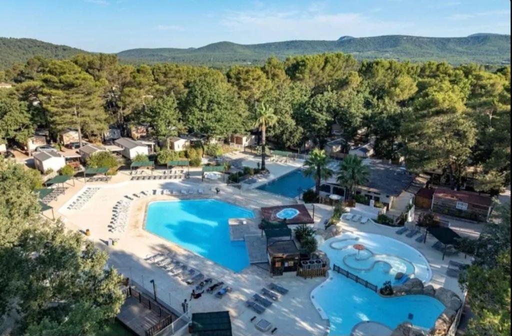 南莱潘Bungalow confortable à Nans-les-Pins de 30 m²的度假村泳池的鸟瞰图