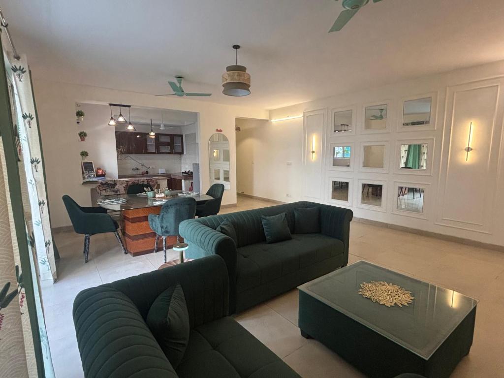 The Green Door في Lāndrān: غرفة معيشة بها أريكة وطاولة