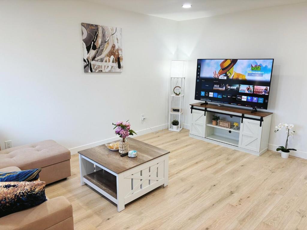 Μια τηλεόραση ή/και κέντρο ψυχαγωγίας στο Luxury Cute Home With 5B2B with big TV