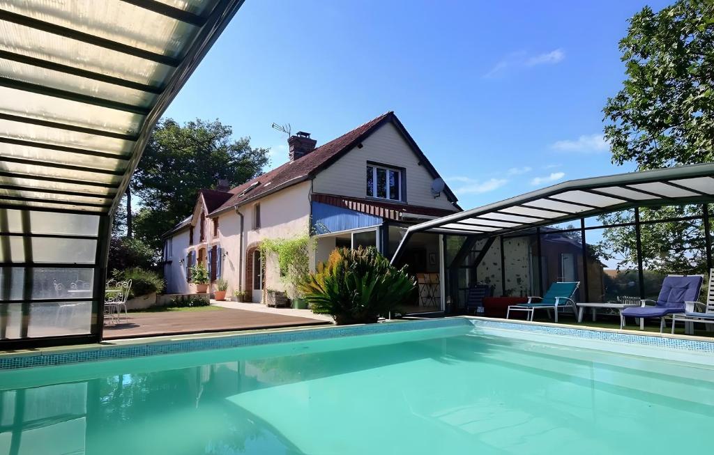 Bazén v ubytování Le Clos Fleuri nebo v jeho okolí