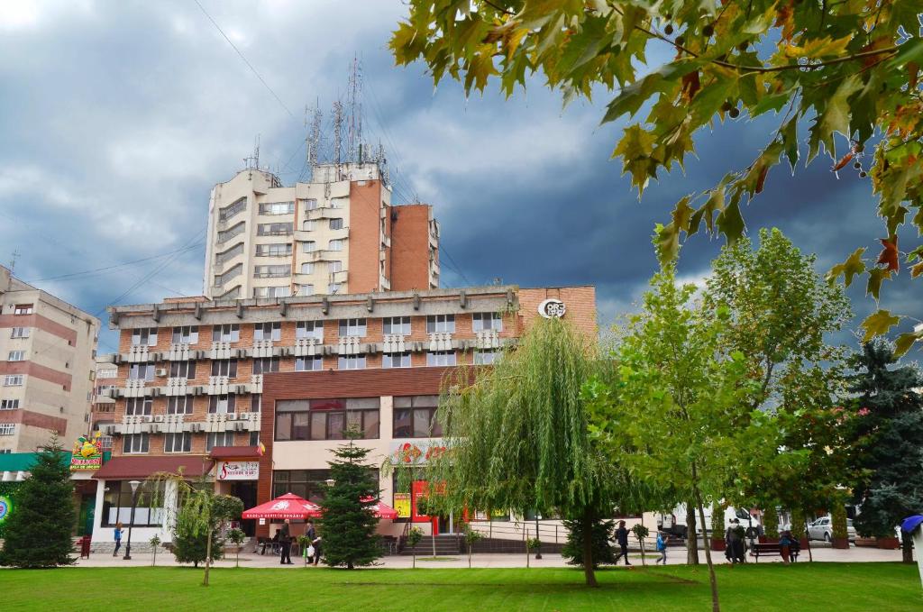 a large building in the middle of a park at Hotel Gorj in Târgu Jiu