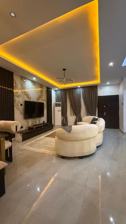 アクールにあるQuantum Havens Apartment - PARISのソファとテレビのある広いリビングルーム