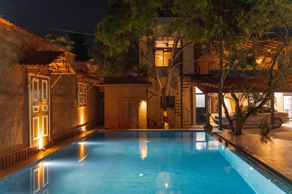 Villa Sri Ceylon في Habaraduwa Central: مسبح امام مبنى في الليل