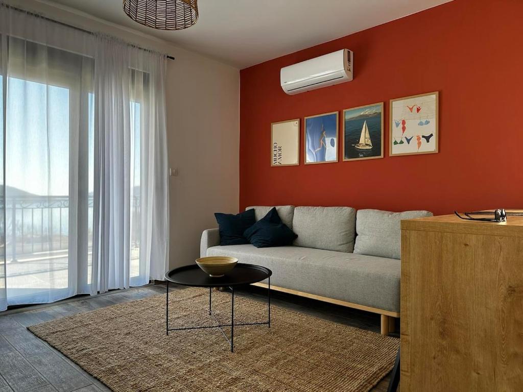 Fotografie z fotogalerie ubytování Azure Horizons - Seaside Retreat with Sea View v destinaci Kumbor