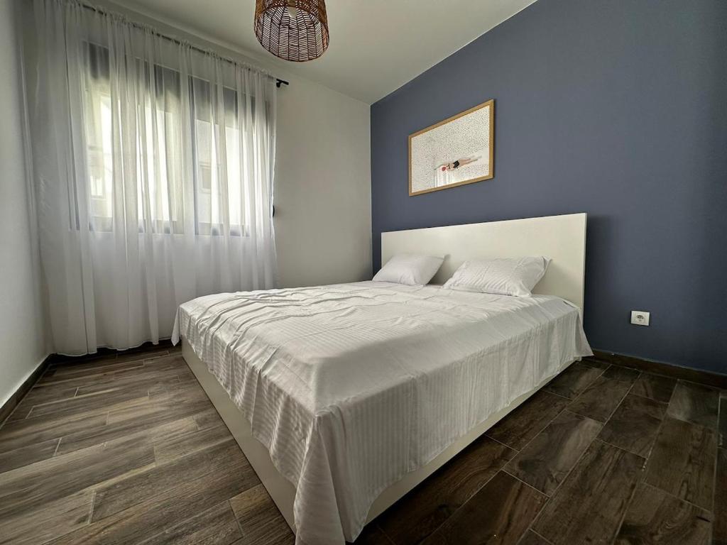 Ένα ή περισσότερα κρεβάτια σε δωμάτιο στο Azure Horizons - Seaside Retreat with Sea View