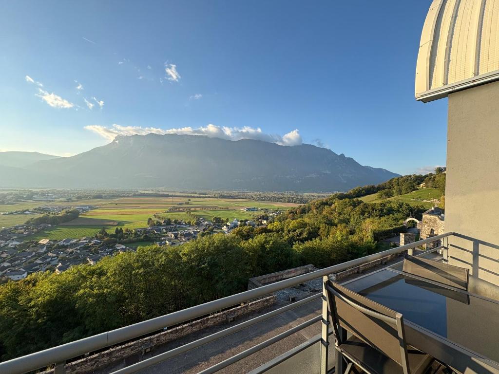 AitonにあるLe Mirad'or - Wifi Parking Terrasseの山の景色を望むバルコニー