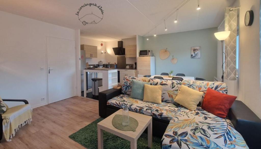 un soggiorno con un divano e un tavolo di Le Pivoine #Confort a Issoire