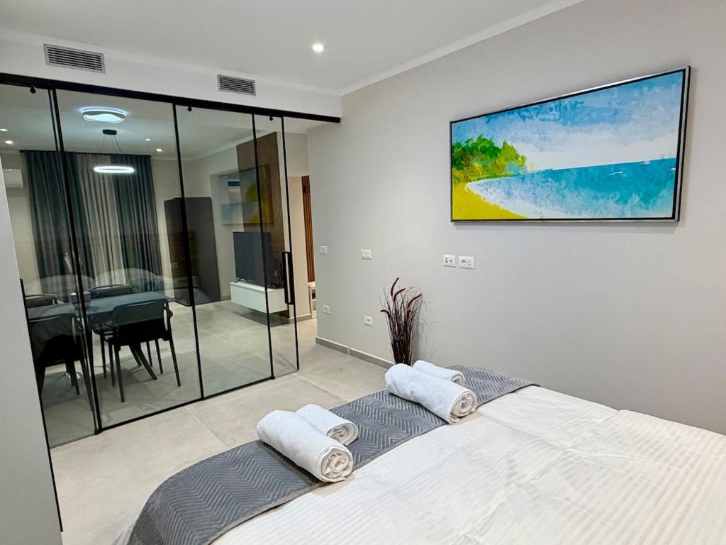 Giường trong phòng chung tại Central Boulevard Suites-Lushnje