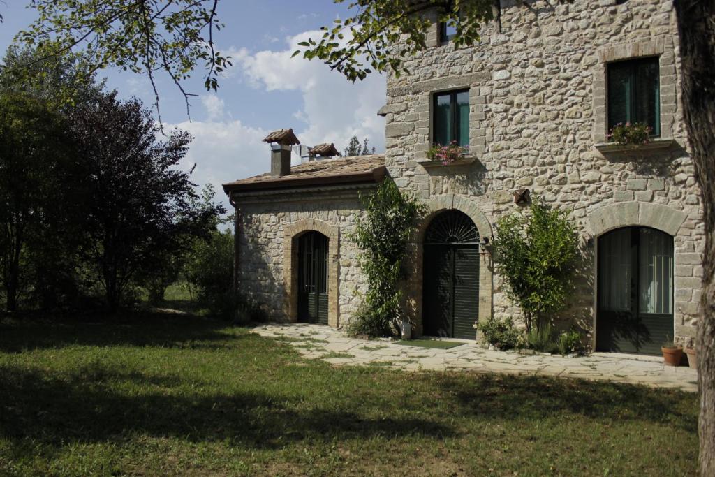 une maison en pierre avec deux portes et une fenêtre dans l'établissement Casina di pietra, à San Giorgio a Liri