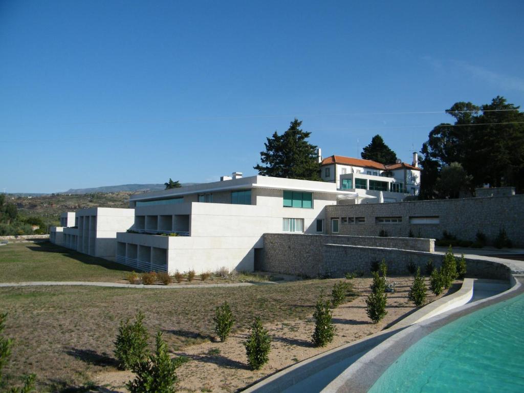 una casa con una piscina di fronte di INATEL Vila Ruiva a Vila Ruiva