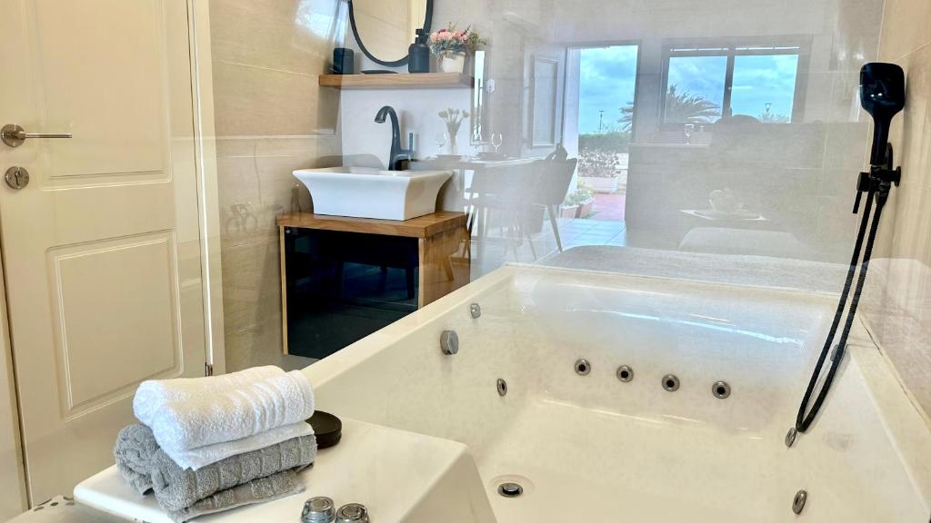 Ένα μπάνιο στο Jacuzzi & Sunset by the Sea