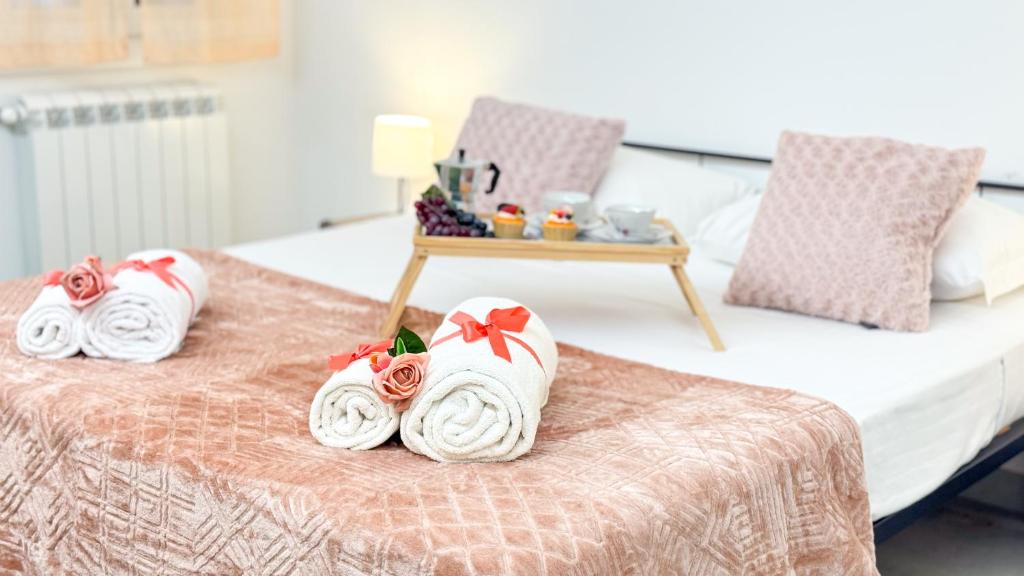 Ένα ή περισσότερα κρεβάτια σε δωμάτιο στο Sweet Apartment by Ca-Sa Check