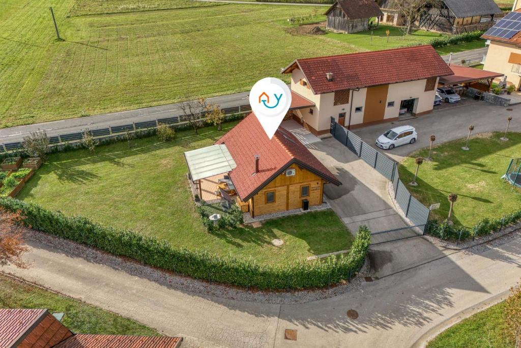 Tanča GoraWood House Bela Krajina - Happy Rentals的一张房屋的航拍照片，上面有一个箭头。