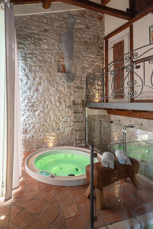a bathroom with a large green tub in a room at Dimora & Spa Il Cerchio di Lullo in Fumone