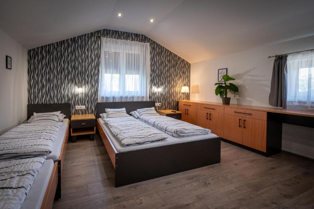 Giường trong phòng chung tại Harcsás Fenyves 2