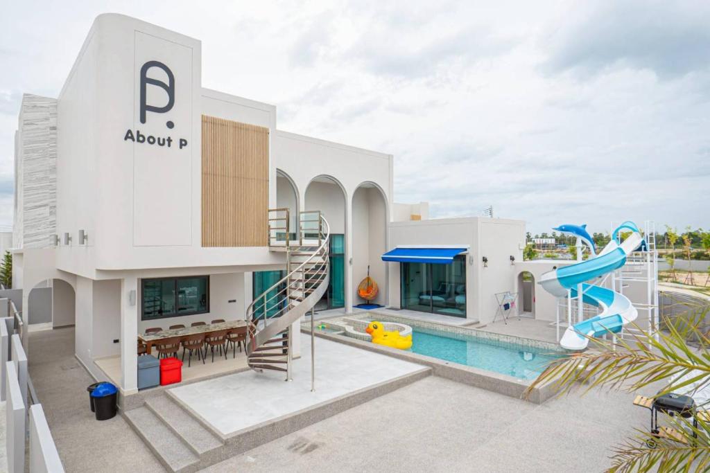 een villa met een zwembad en een glijbaan bij About P พูลวิลล่า ชะอำ in Ban Phu Wai