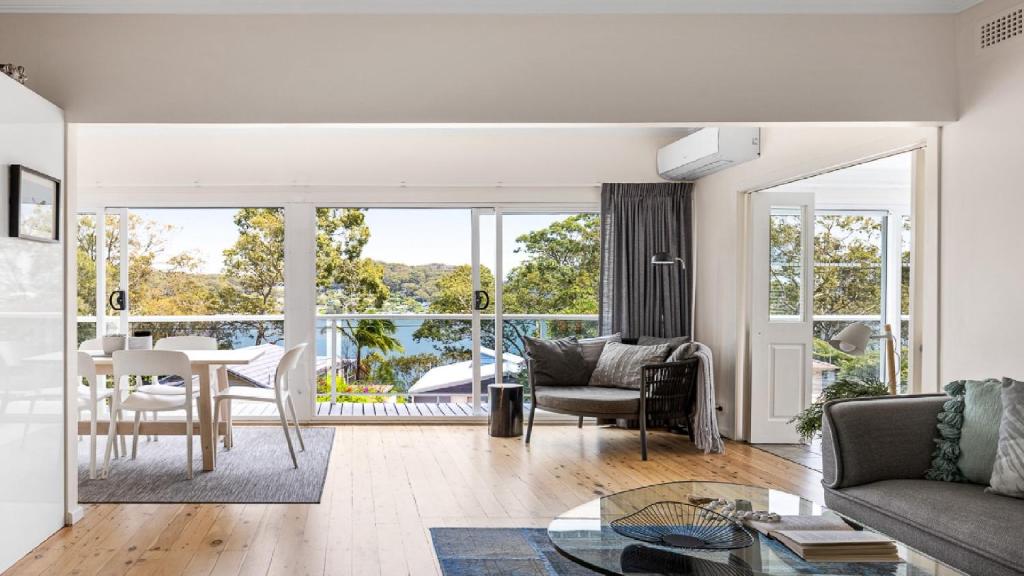 Pretty BeachNumber 96 At Pretty Beach By Holidayco的客厅里有一张沙发和一张桌子。