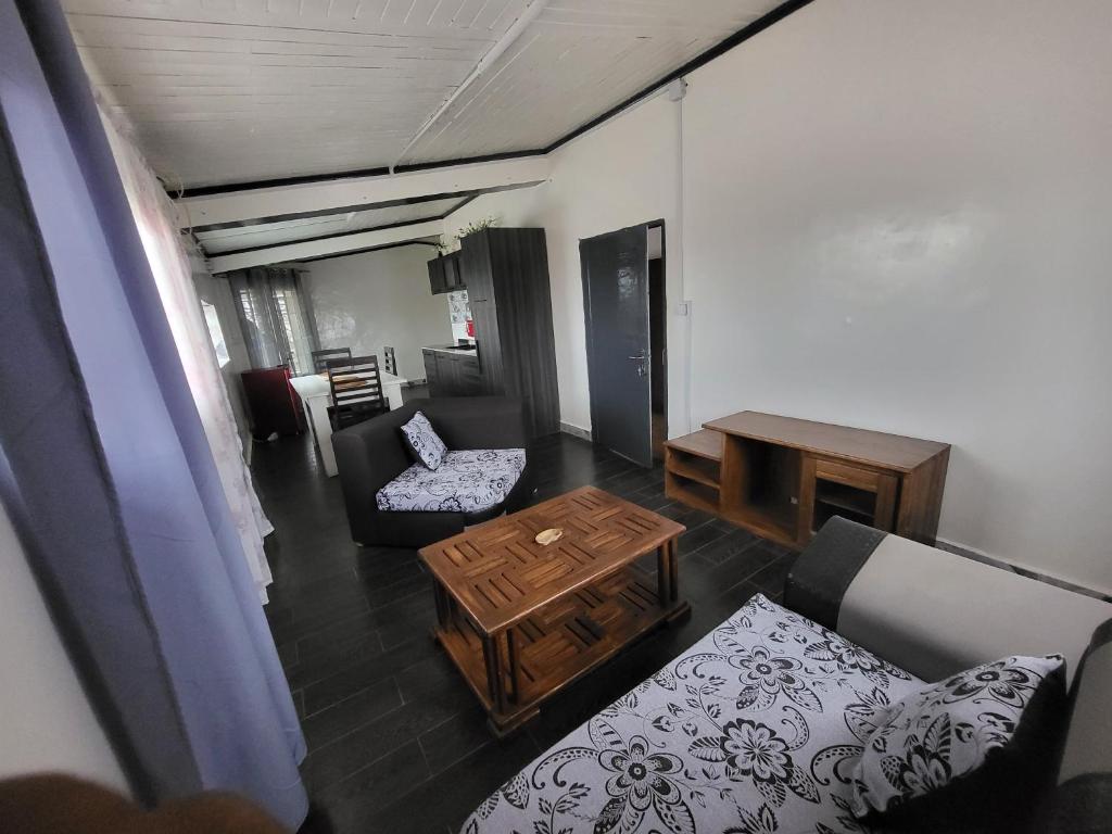 een woonkamer met een bank en een salontafel bij Chez Lalie in Mandriankeniheny