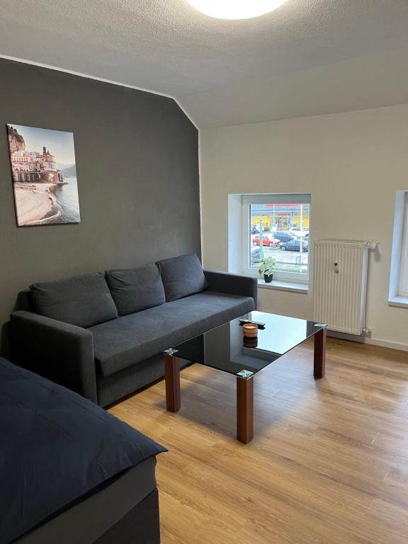 鲁尔河畔米尔海姆Ferienwohnung Ruhrperle的带沙发和咖啡桌的客厅