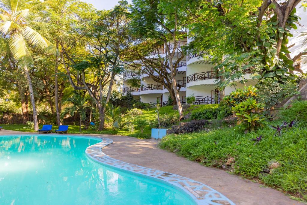 uma piscina em frente a um prédio em Silver Rock Hotel By Mokawa Group em Melinde