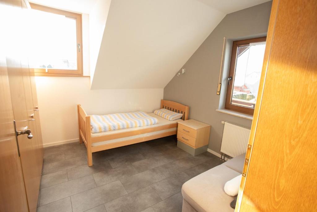 HopfmannsfeldFerienwohnung Heike的一间有床和窗户的小房间