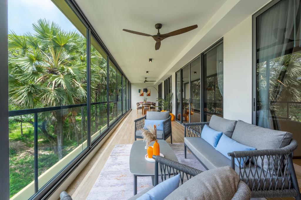 Μπαλκόνι ή βεράντα στο Beachside Residences 3 BR apartment by NLA