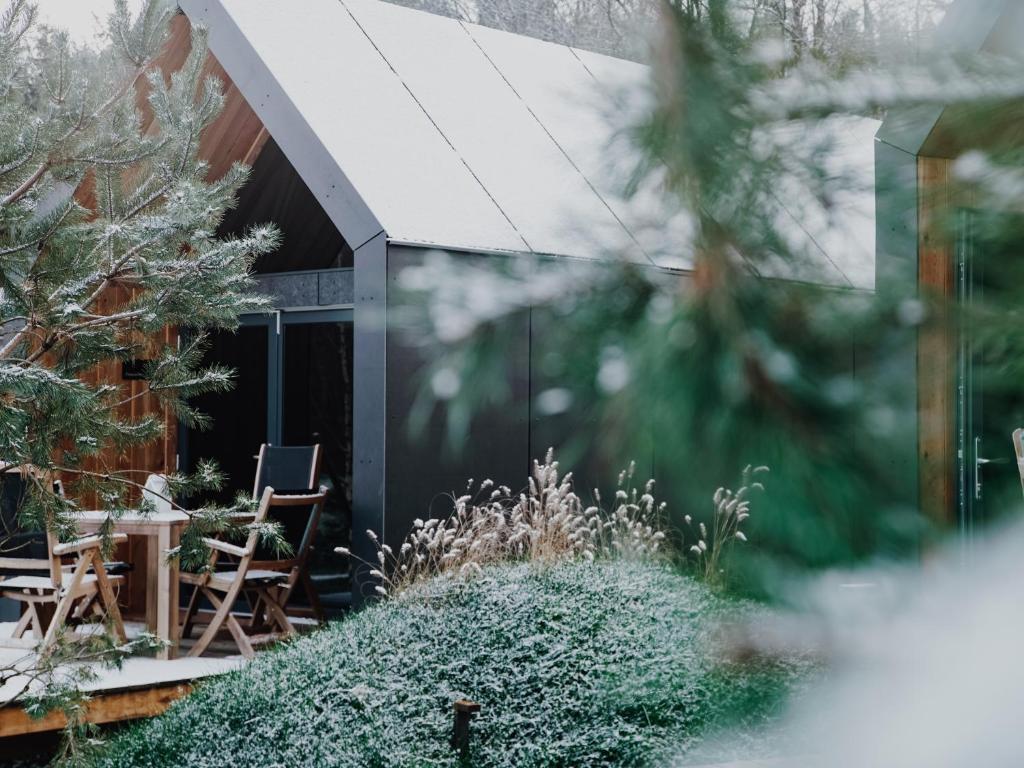 マリボルにあるLuxury glamping Chocolate villageの外観のガラス張りの家