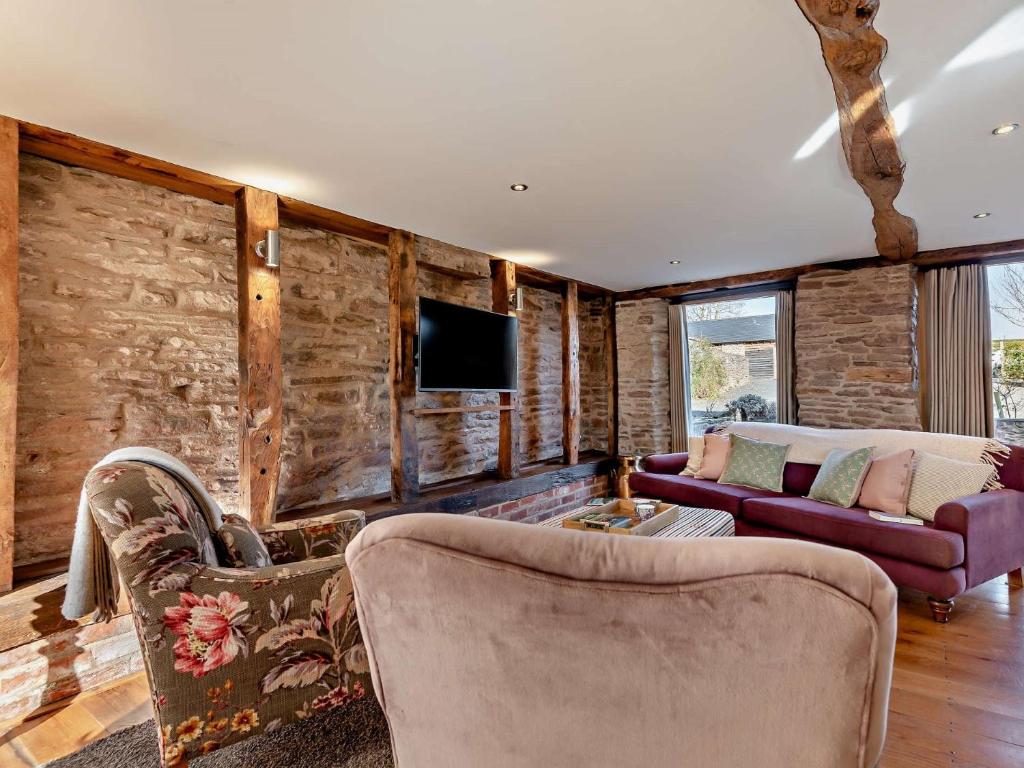 TV a/nebo společenská místnost v ubytování 3 Bed in Leominster 50507